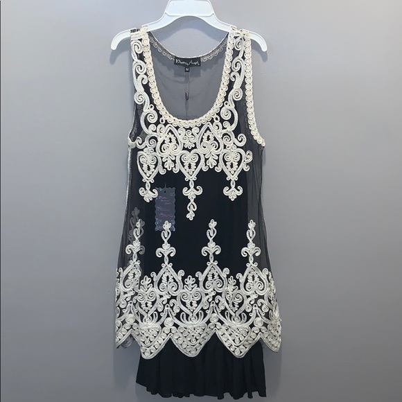 Black sleeveless dress with white stitching - Picture 2 of 7